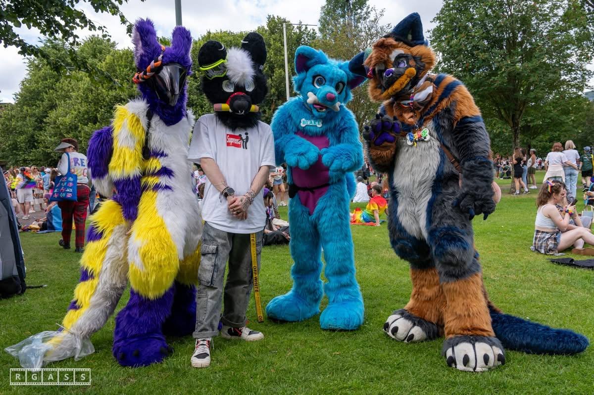 BlueFluffyDoggo's tweet photo. Another picture from Glasgow pride.
Luxx, Mono, Me and Kaos
๐ท Richard Gass #rgass
#glasgowpride #fursuits #furryfandom #publicsuiting https://t.co/Oqltuz2PGS