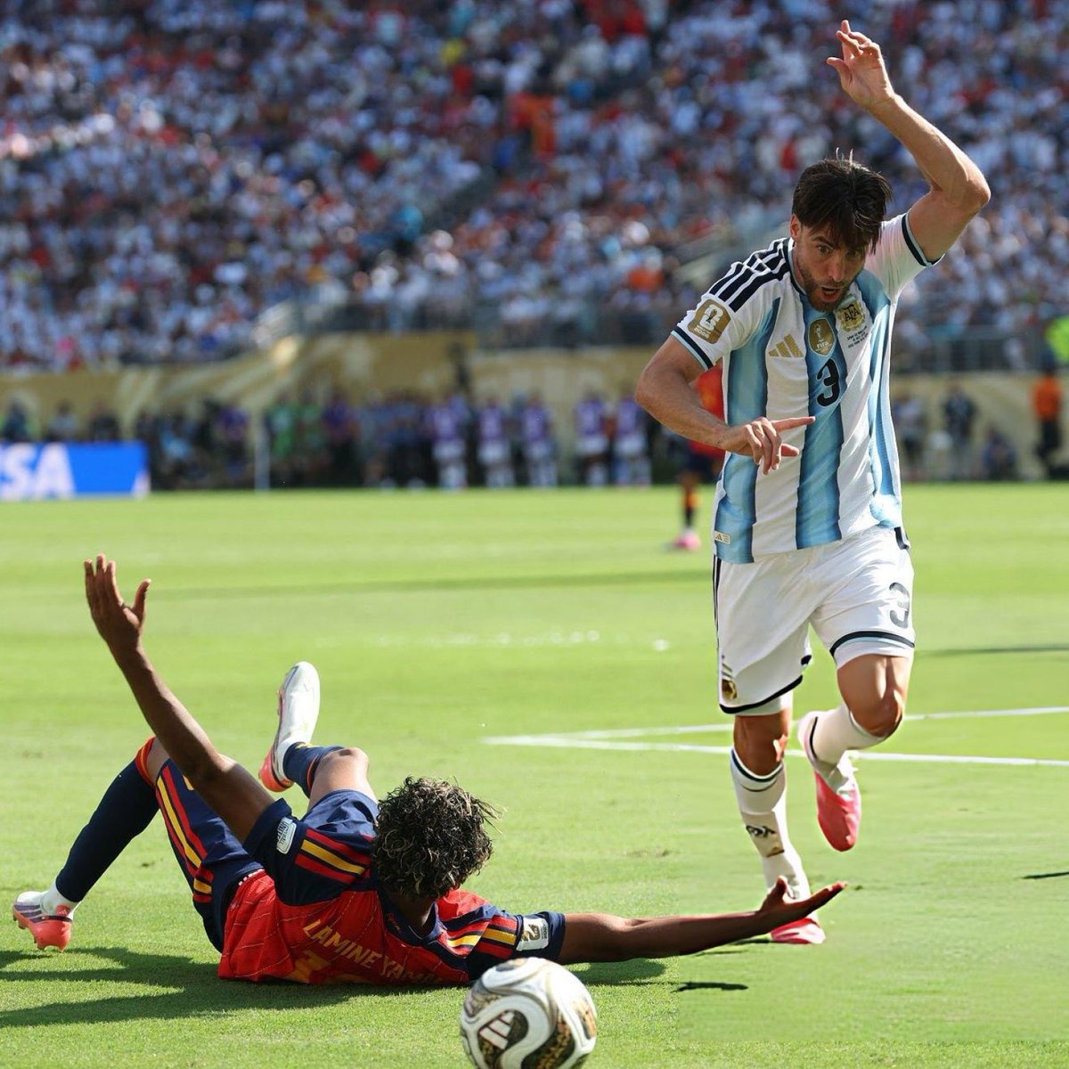 emi_iriondo's tweet photo. Nicolás Alejandro Tagliafico, de pie ante el mejor lateral izquierdo argentino de la historia. Gracias, capitán. https://t.co/I5Vm8PyG5o