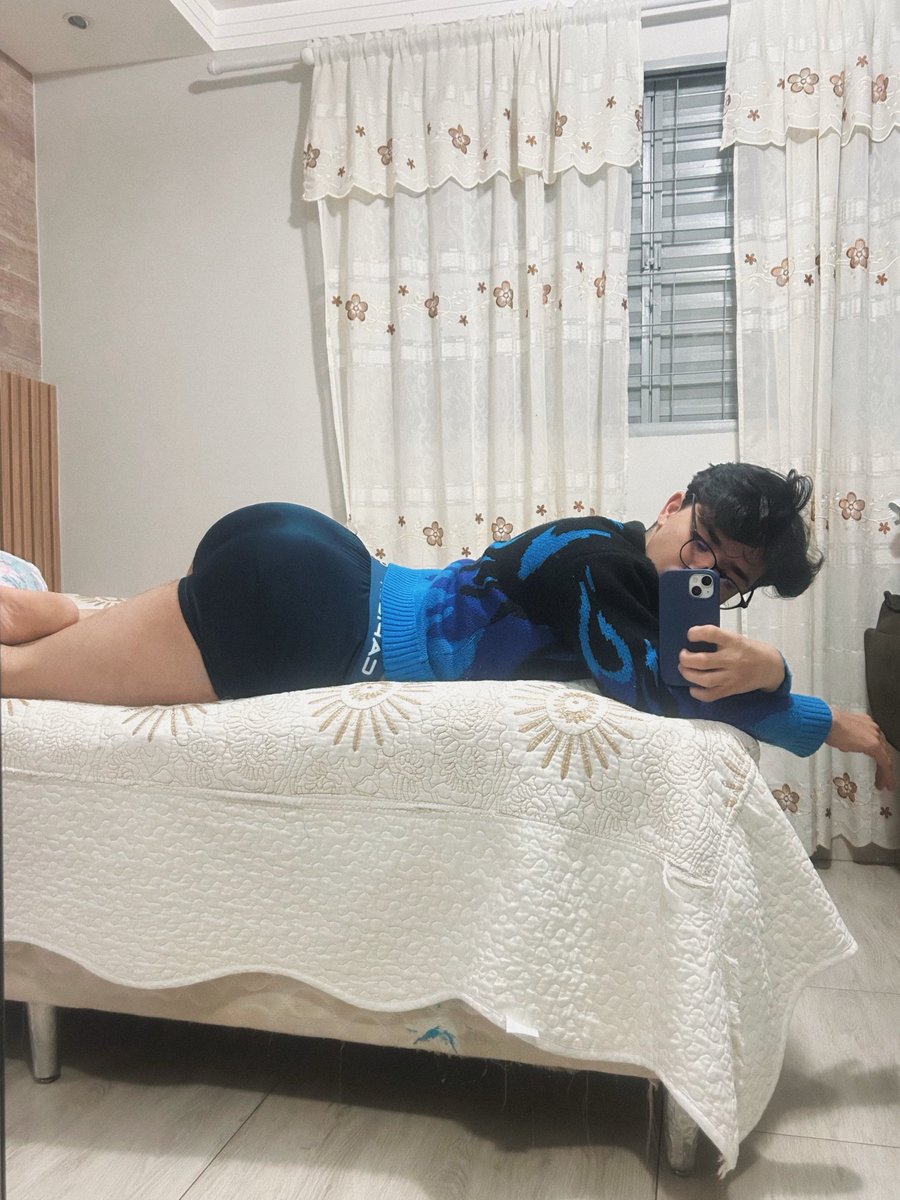 gustwvzz's tweet photo. azul é a cor mais quente? https://t.co/7iqAsDJQPy