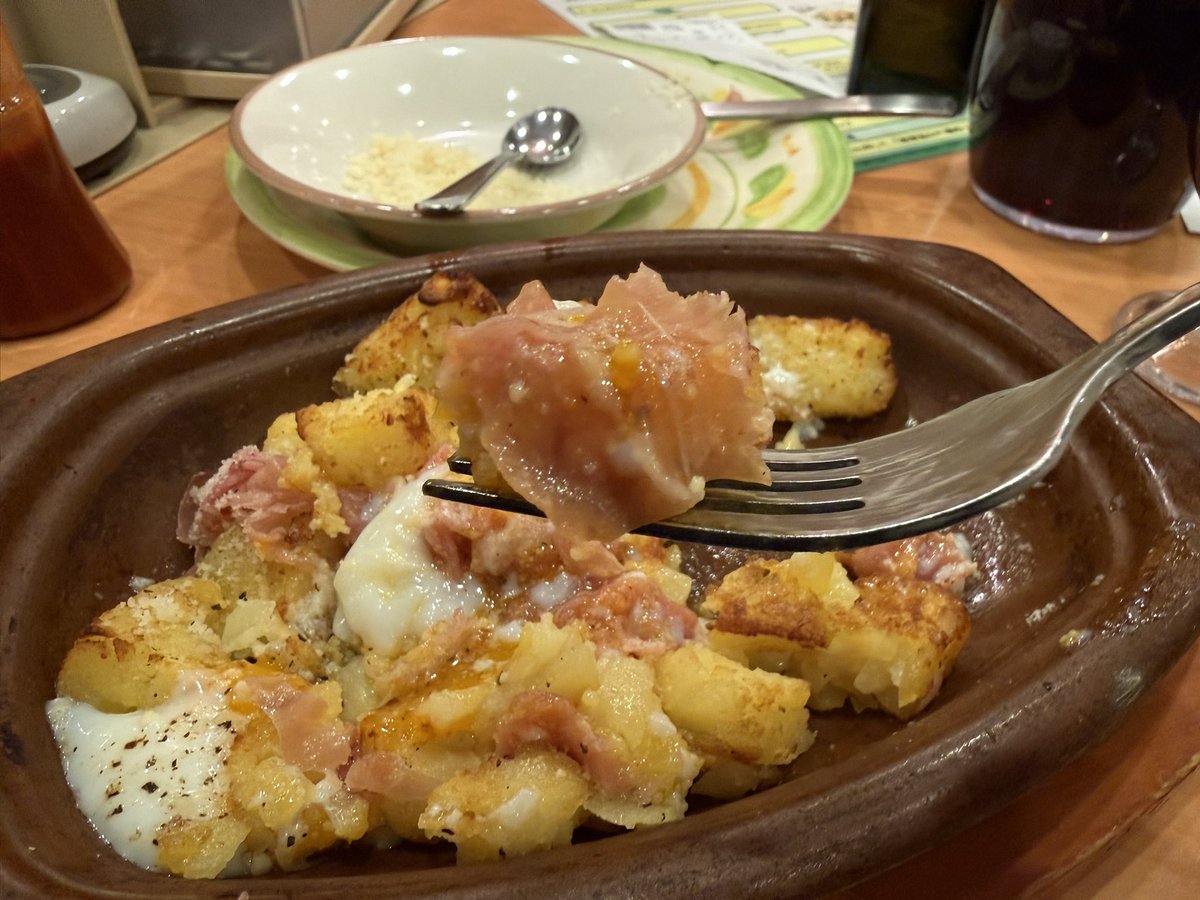 saizeriYapolice's tweet photo. ワールドカップはスペイン優勝ということで、実はサイゼリヤで本格スペイン料理が食べられるって知ってました？🇪🇸

今回は「サイゼで食べれるスペイン料理2選」を紹介するぜ！

◆1品目：エストレジャードス（Estrellados）

【注文するメニュー】
生ハム　1422
トッピング半熟卵　4301
トッピング粉チーズ　4307
ポテトのグリル　1416

【作り方🥓】
1.ポテトを半分に切る
2.生ハムはバターを塗るように割いて細かくする
3.粉チーズは半分くらい入れる
4.ポテトの上に生ハムと半熟卵をのせて、コショウと残りのチーズをふりかけ、軽く混ぜる
5.食感がもっさりするなら、オリーブオイルを小さじ1ほどかけて混ぜる

10万いいねを超えた万バズレシピは伊達じゃない！！最高に美味い！！😋

◆2品目：パパタス・ブラバス（Patatas Bravas）

【注文するメニュー】
ポテトのグリル　1416
ペンネアラビアータ　2325
サラダのドレッシング

【作り方🍟】
1.ペンネアラビアータのソースを小皿に移す
2.ソースにポテトを入れてよく絡め混ぜ合わせる
3.サラダのドレッシングをスプーンで少し加えて混ぜ合わせる

アラビアータのピリ辛ソースとポテトがめちゃくちゃ合う…😋
ソースを2種類同時に混ぜると好みがブレるから気をつけてね。

◆最後に小技を🥤
どっちもアルコールに合いそうですが、
実は「ワインやビール飲めないんです…」という人にも全力でおすすめの2選なんです。

【おすすめドリンクバーアレンジ】
ピーチ＋紅茶花伝無糖を1:1で。
→ ゴンチャの「ピーチフルピーチ」っぽい爽やかさで、
どちらの料理もさらに美味しく感じますよ☺

ぜひ試してみてねー！！！

#サイゼリヤ