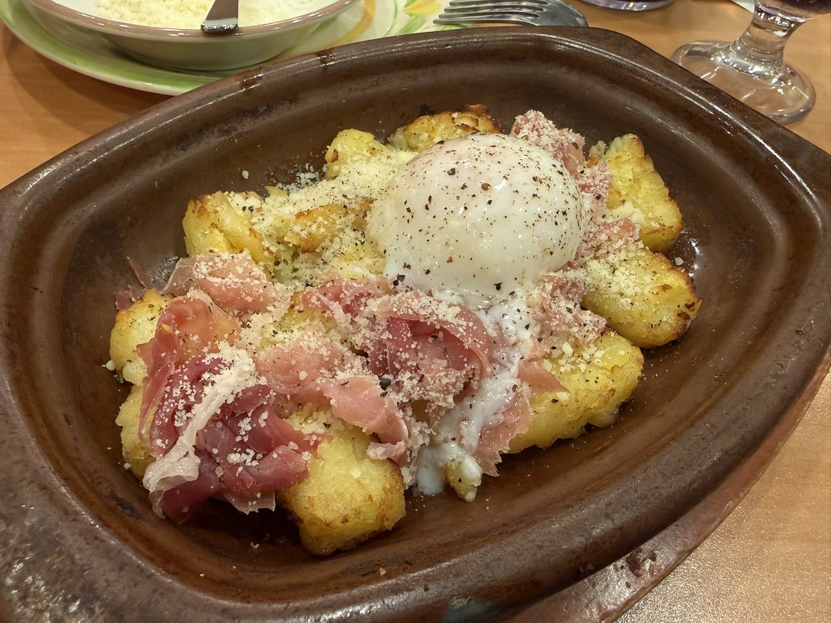 saizeriYapolice's tweet photo. ワールドカップはスペイン優勝ということで、実はサイゼリヤで本格スペイン料理が食べられるって知ってました？🇪🇸

今回は「サイゼで食べれるスペイン料理2選」を紹介するぜ！

◆1品目：エストレジャードス（Estrellados）

【注文するメニュー】
生ハム　1422
トッピング半熟卵　4301
トッピング粉チーズ　4307
ポテトのグリル　1416

【作り方🥓】
1.ポテトを半分に切る
2.生ハムはバターを塗るように割いて細かくする
3.粉チーズは半分くらい入れる
4.ポテトの上に生ハムと半熟卵をのせて、コショウと残りのチーズをふりかけ、軽く混ぜる
5.食感がもっさりするなら、オリーブオイルを小さじ1ほどかけて混ぜる

10万いいねを超えた万バズレシピは伊達じゃない！！最高に美味い！！😋

◆2品目：パパタス・ブラバス（Patatas Bravas）

【注文するメニュー】
ポテトのグリル　1416
ペンネアラビアータ　2325
サラダのドレッシング

【作り方🍟】
1.ペンネアラビアータのソースを小皿に移す
2.ソースにポテトを入れてよく絡め混ぜ合わせる
3.サラダのドレッシングをスプーンで少し加えて混ぜ合わせる

アラビアータのピリ辛ソースとポテトがめちゃくちゃ合う…😋
ソースを2種類同時に混ぜると好みがブレるから気をつけてね。

◆最後に小技を🥤
どっちもアルコールに合いそうですが、
実は「ワインやビール飲めないんです…」という人にも全力でおすすめの2選なんです。

【おすすめドリンクバーアレンジ】
ピーチ＋紅茶花伝無糖を1:1で。
→ ゴンチャの「ピーチフルピーチ」っぽい爽やかさで、
どちらの料理もさらに美味しく感じますよ☺

ぜひ試してみてねー！！！

#サイゼリヤ