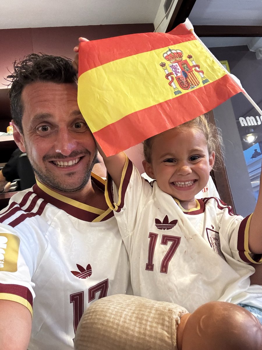 ToniPerez57's tweet photo. Y al final fue… 

CAMPEONES DEL MUNDO!!!🇪🇸🇪🇸🇪🇸🍾🍾 https://t.co/ZRpHczSqqJ