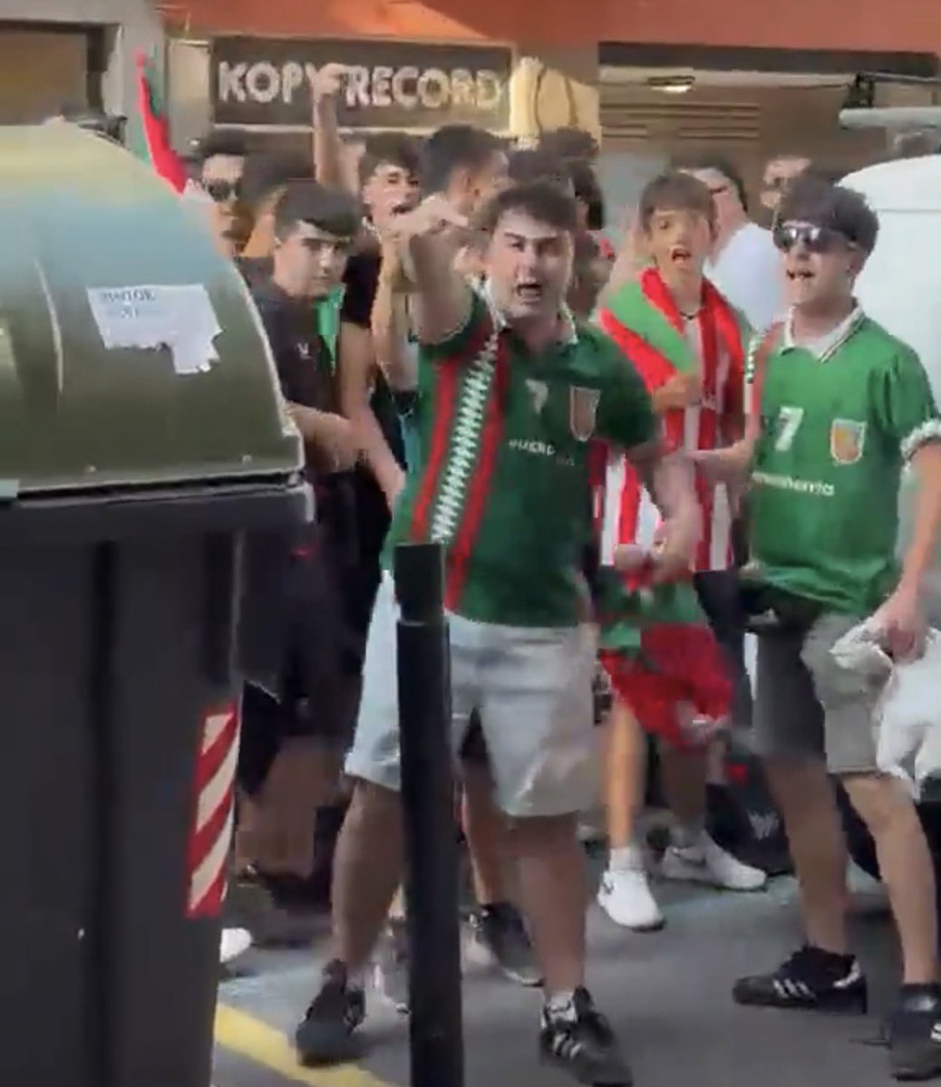 davidsantosvlog's tweet photo. Estos filoetarras han estado acosando a personas normales en Bilbao simplemente por llevar banderas de España.

Mirad el fenotipo, no falla.

Acomplejados, gordos, feos y llenos de frustraciones. https://t.co/THIuXzXbHq