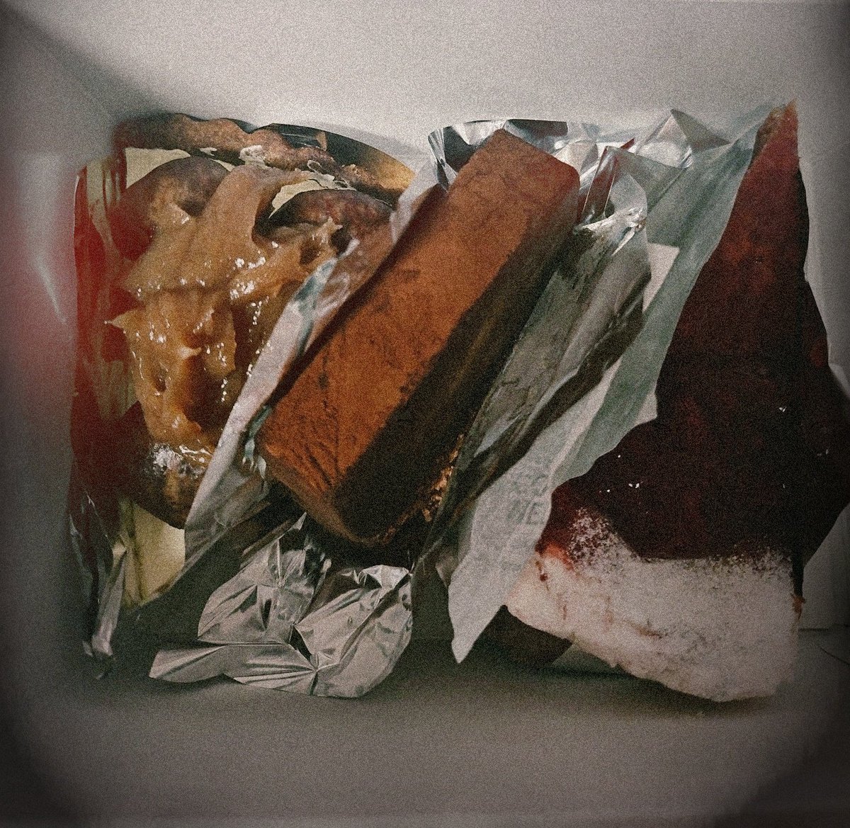 vivamakiru's tweet photo. ケーキ！
この真ん中のが、生チョコみたいなケーキでねっちりおいしいのよ、、、ふふ https://t.co/jAUGhM623p