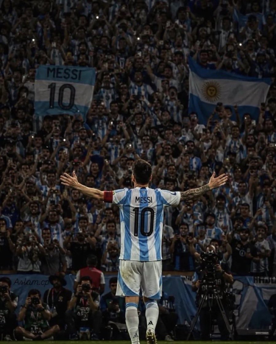 alcaldeledezma's tweet photo. Lionel Messi es la definición pura de una pasión por la camiseta que simboliza a su país. 
A lo largo de su carrera, se entregó en cuerpo, alma y corazón a la selección argentina. 
Su grandeza no se mide por el resultado de un solo partido, sino por la huella imborrable que ha dejado en el fútbol mundial. Sostuvo la ilusión de todo un país sobre sus hombros y demostró una resiliencia inquebrantable tras cada caída. 
Hoy el marcador no lo favorece, pero el fútbol tiene memoria y el mundo entero reconoce su entrega absoluta. Su brillo es eterno y seguirá siendo una estrella luminosa en la historia del deporte. Gracias, Messi, por enseñarnos que darlo todo es la verdadera victoria.