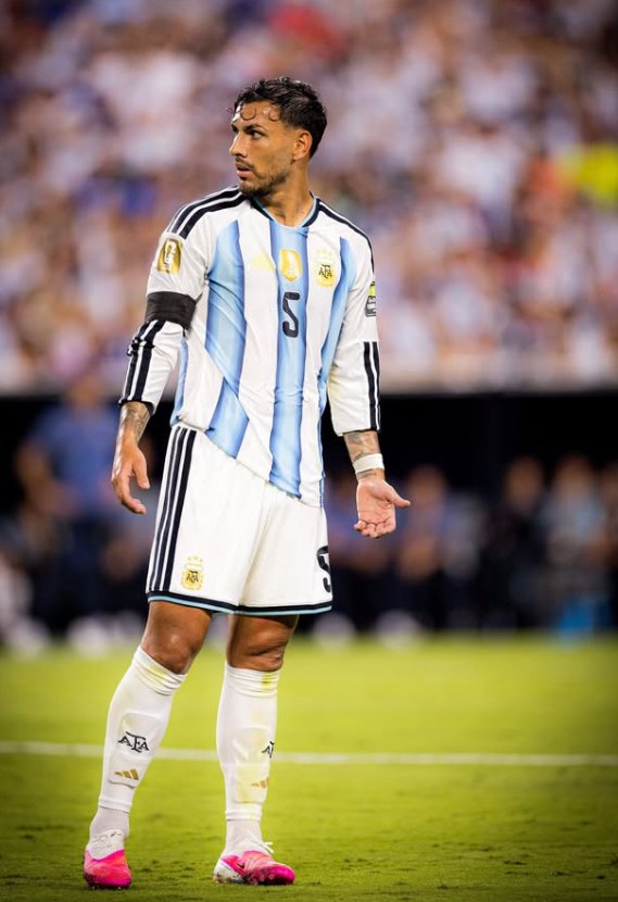 David_Consalvi's tweet photo. Duele perder. Y está bien que duela. Porque cuando esta Selección jugó, sentimos que entramos a la cancha con ellos. 🇦🇷

Pero si algo nos enseñó este equipo es que el fútbol también se trata de cómo se enfrenta la vida.

De dejar el alma en cada pelota, de luchar hasta el último minuto, de competir con el corazón y de representar una camiseta que pesa millones de sueños.

Los títulos quedan en la historia. Pero el respeto se gana con entrega, compromiso y amor por estos colores. Y de eso, esta Selección tiene de sobra.

Cada uno de estos jugadores volvieron a demostrar que el orgullo de ser argentino no depende de un resultado. Depende de la forma en que se pelea, de la humildad para levantarse y de la convicción de volver a intentarlo.

Las finales se ganan y se pierden. Pero la pasión y el orgullo de vestir la celeste y blanca no se negocian.

Hoy más que nunca: gracias. Y vamos Argentina, siempre. 💙🤍💙
