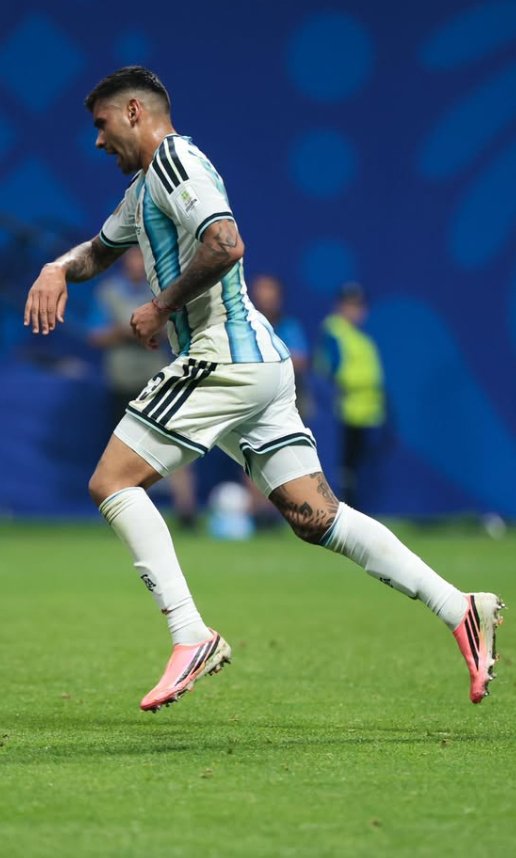 David_Consalvi's tweet photo. Duele perder. Y está bien que duela. Porque cuando esta Selección jugó, sentimos que entramos a la cancha con ellos. 🇦🇷

Pero si algo nos enseñó este equipo es que el fútbol también se trata de cómo se enfrenta la vida.

De dejar el alma en cada pelota, de luchar hasta el último minuto, de competir con el corazón y de representar una camiseta que pesa millones de sueños.

Los títulos quedan en la historia. Pero el respeto se gana con entrega, compromiso y amor por estos colores. Y de eso, esta Selección tiene de sobra.

Cada uno de estos jugadores volvieron a demostrar que el orgullo de ser argentino no depende de un resultado. Depende de la forma en que se pelea, de la humildad para levantarse y de la convicción de volver a intentarlo.

Las finales se ganan y se pierden. Pero la pasión y el orgullo de vestir la celeste y blanca no se negocian.

Hoy más que nunca: gracias. Y vamos Argentina, siempre. 💙🤍💙