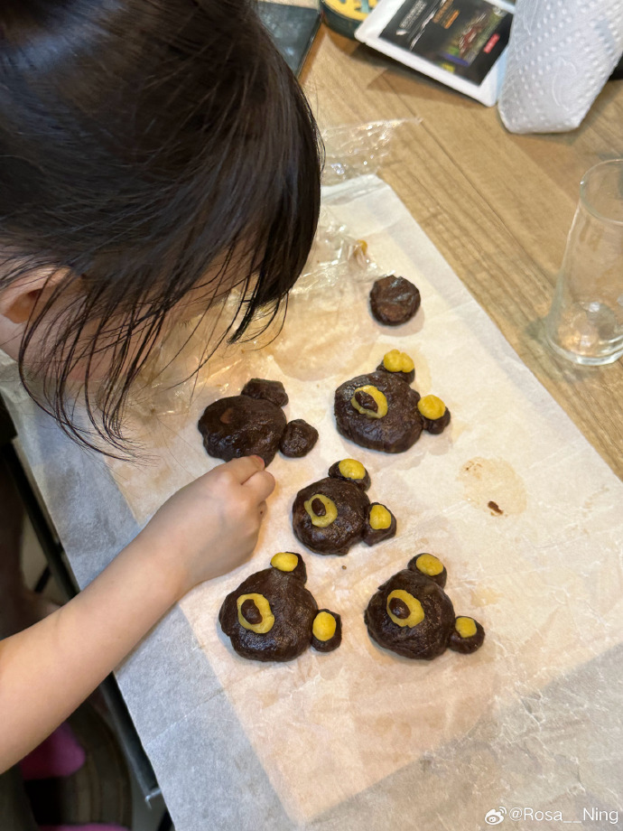 Dddoqdr's tweet photo. [Tiny hands, big adventures! My kid u0026 I had a blast baking silly-shaped cookies tonight—messy flour, lots of laughs, and the yummiest memories ]， https://t.co/evDkuamX8C