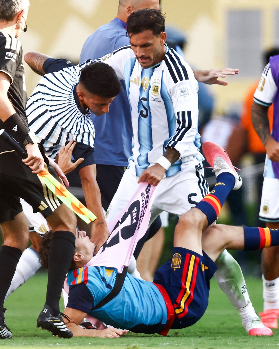 PlanetaBoca's tweet photo. La vida por los colores. Siempre. Gracias por defender nuestra camiseta, Leandro. https://t.co/fHu5h9xpFw