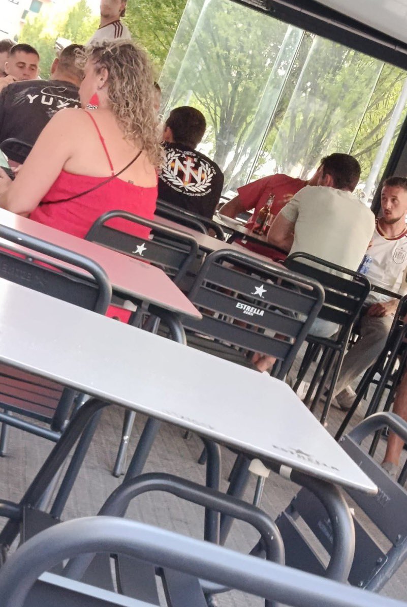 29Larra's tweet photo. @javiergar_ Mira tu ideología, Nazis de mierda https://t.co/fKexeCGI3n