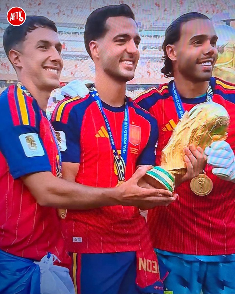 AFTVMedia's tweet photo. 𝐖𝐇𝐀𝐓 𝐀 𝐒𝐈𝐆𝐇𝐓!! 🤩 

Premier League champions with Arsenal. World Cup winners with Spain. What a year for Zubimendi, Merino and Raya! ❤️🏆 https://t.co/3B7vS1q6e5