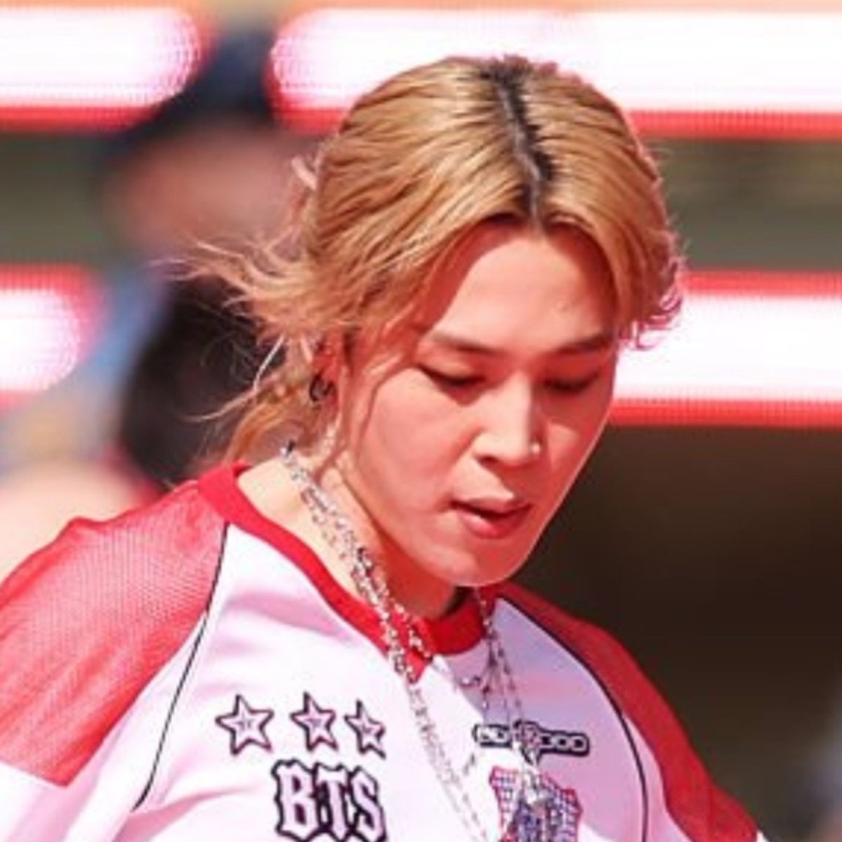 War__monitor_'s tweet photo. BREAKING NEWS 

JIMIN of BTS looks horrendous bean at the FIFA WC half time show performance. https://t.co/7yt3Xs7uw2