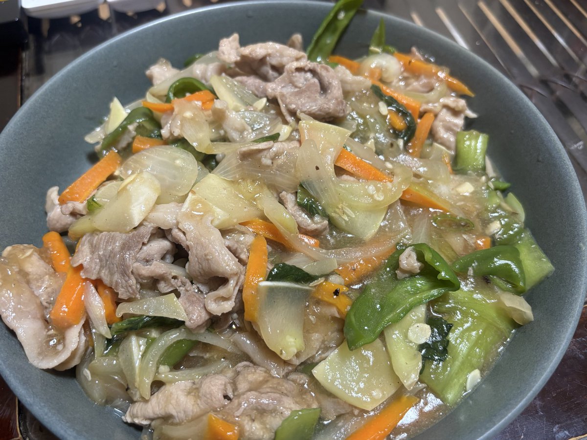 ymn482163's tweet photo. 7月17の夜外食　7月18日の男飯
麻婆豆腐定食（唐揚げ、おかわりご飯）🤤🤤

残ってた野菜で野菜炒め🤤
餃子🥟 https://t.co/FcXLjXKFR5