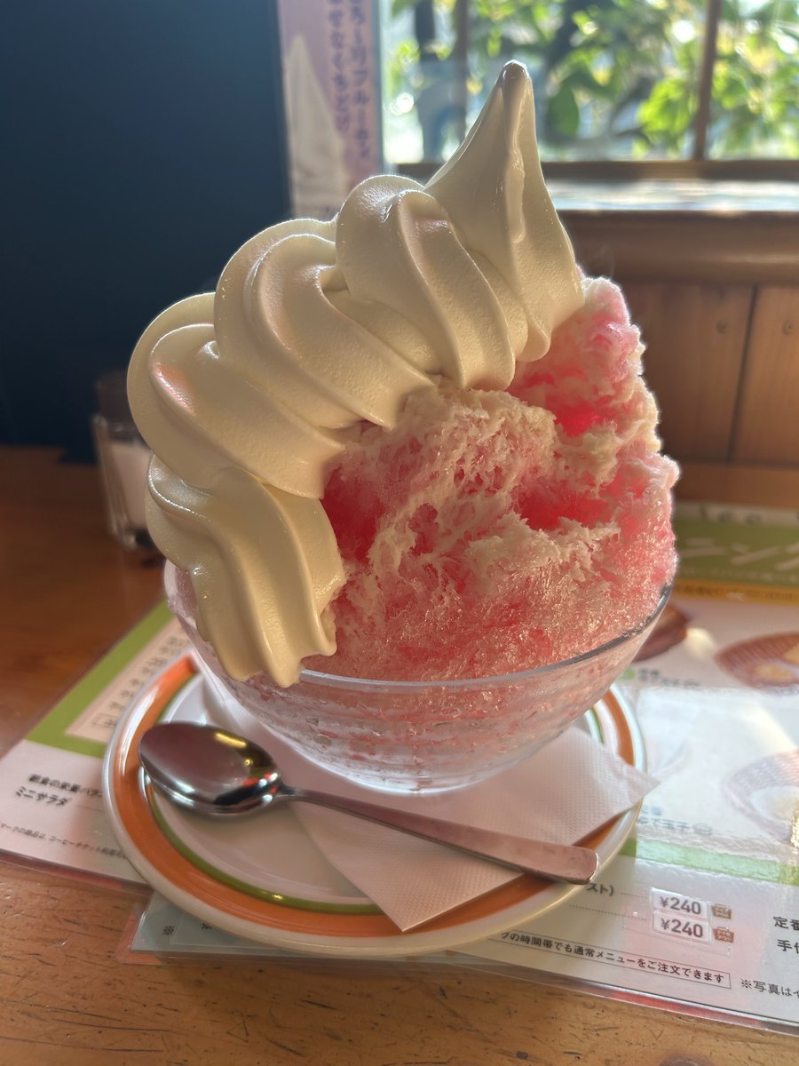 honya_rr's tweet photo. ソフトクリームの比率がおかしい https://t.co/7rU5ZukJII