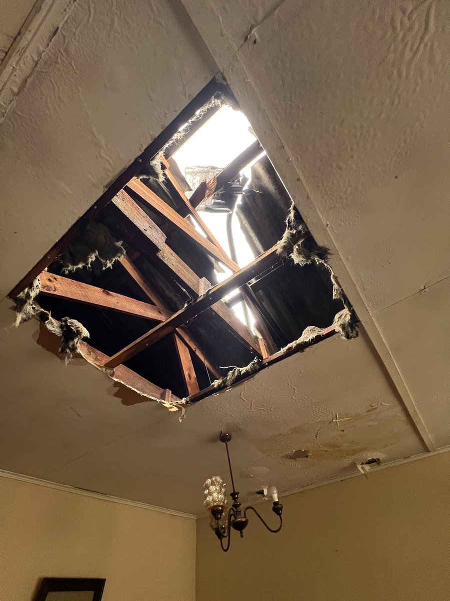 iamefef's tweet photo. Poste sobre vivienda en Villa Disputada El Melón desde el viernes !! @Chilquinta hay 3 postes más a punto de caer! No hemos tenido respuesta !! https://t.co/khCQmtWdki