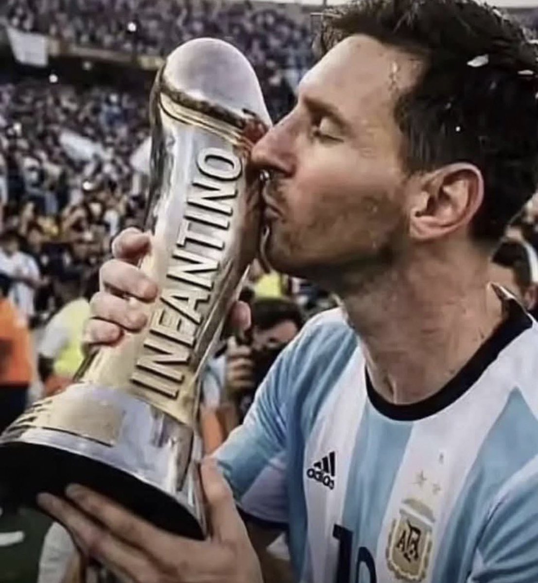 Westonss__'s tweet photo. @juannrammz @AtaqueFutbolero Jajajaja la tiene bien adentro https://t.co/3ylyaPwHMO