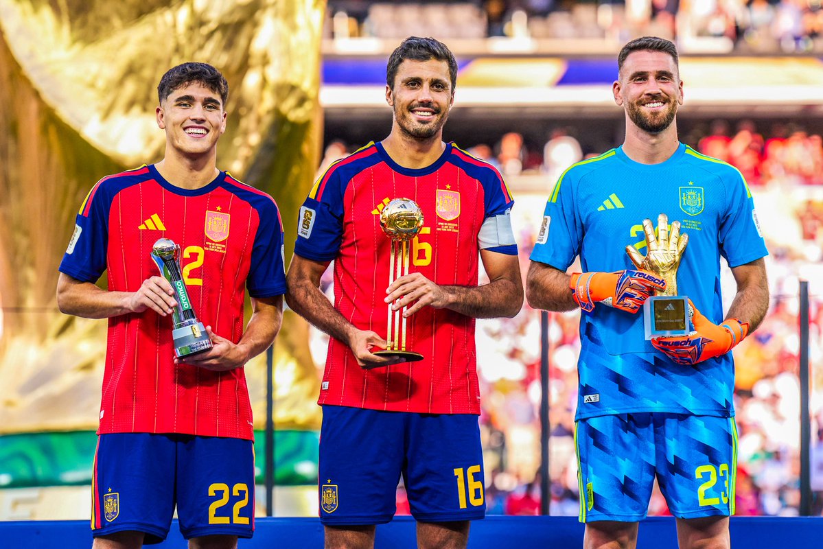Remontada_XG's tweet photo. Fakta unik mengenai kemenangan SPANYOL 🇪🇸

• Tidak ada satupun Shot on Target dari Argentina : 
Argentina mencatatkan rekor ofensif yang sangat langka di final Piala Dunia dengan mencatat 0 tembakan tepat sasaran sepanjang 120 menit. Satu-satunya yang menghindarkan Argentina dari kekalahan lebih telak adalah penampilan heroik kiper Emiliano Martínez yang melakukan 11 penyelamatan.

• Rekor 37 Laga Tanpa Kalah Spanyol Berlanjut : 
Dengan kemenangan ini, Spanyol sukses menyamai rekor unbeaten terpanjang dalam sejarah sepak bola internasional pria dengan catatan 37 pertandingan tanpa kekalahan. Mereka menyamai rekor yang sebelumnya dipegang oleh Italia dan Argentina. 

• Gelar Ganda Fabián Ruiz : 
Gelandang Spanyol, Fabián Ruiz, mengukir sejarah sebagai pemain keempat di abad ke-21 yang berhasil meraih gelar Piala Dunia dan Liga Champions di tahun yang sama, menyusul jejak Roberto Carlos (2002), Sami Khedira (2014), dan Raphaël Varane (2018). 

• Spanyol Kawinkan Gelar Pria dan Wanita Berbarengan : 
Lewat kemenangan ini, Spanyol mengukir sejarah sebagai negara pertama di dunia yang memegang trofi Piala Dunia kategori Pria dan Piala Dunia Wanita secara bersamaan. 

Dominasi Barca di squad ini sangat layak. 
Izin tag :
@BarcaArchive
@BarcaInsight_ID
@barcastuff_idn

Spanyol sangat layak, Congrats! 👏🇪🇸