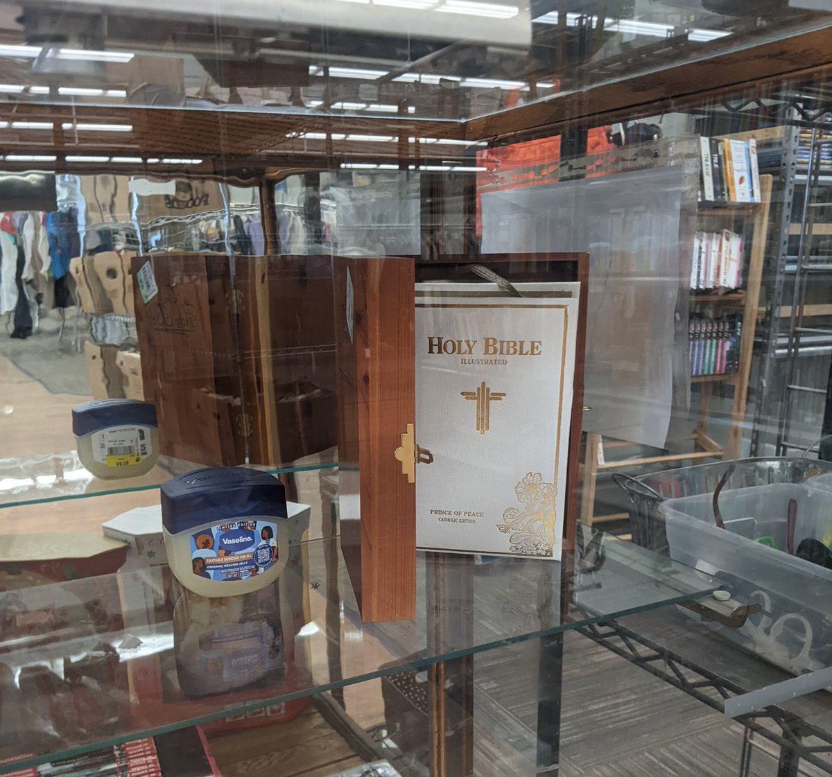 dungeontreats's tweet photo. #thriftStore #display https://t.co/C33LIj5hID