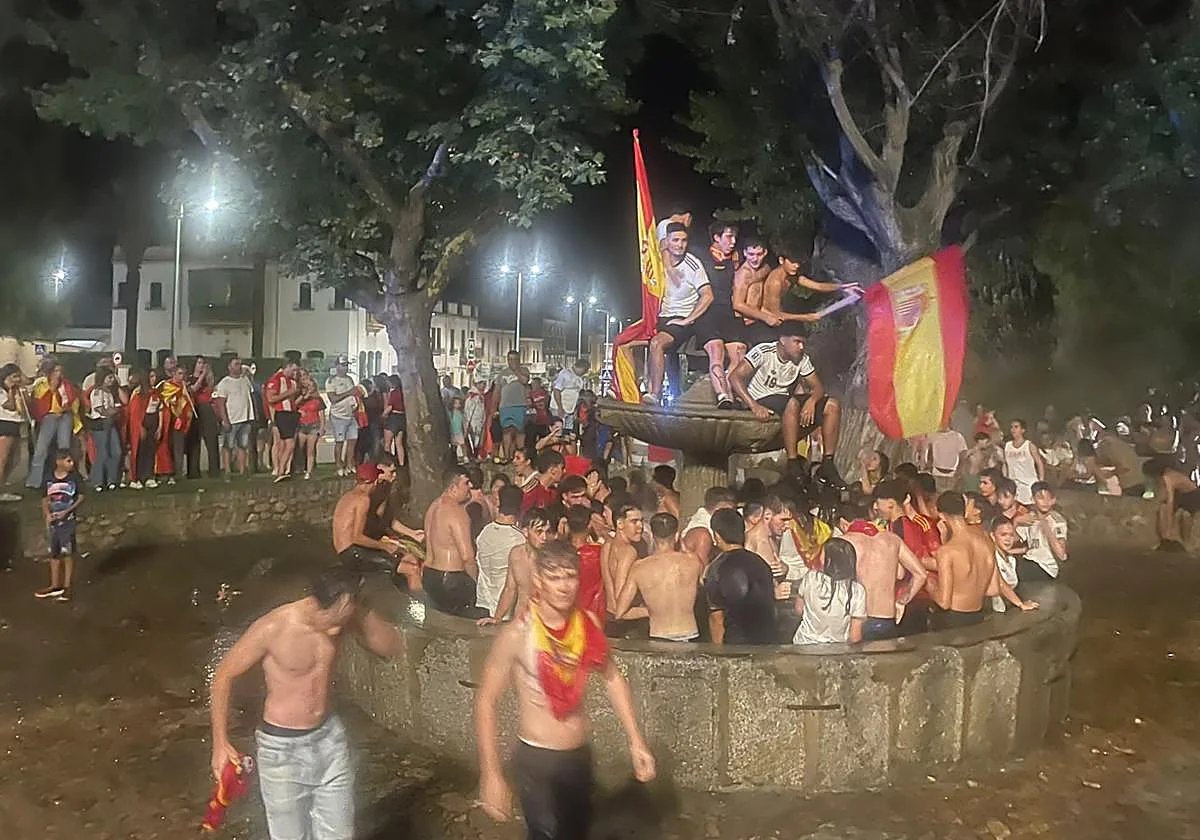 LaGacetaSA's tweet photo. ‼️Muere un menor en Ciudad Rodrigo tras desprenderse el pilar de la fuente del Árbol Gordo
https://t.co/zB2qNy29TX https://t.co/usUH92hMzX
