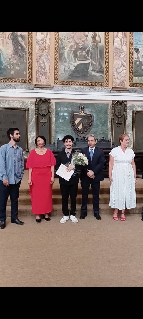 Oscar_CubaTSP's tweet photo. Muchas felicidades a @DCorralesponce, joven de vanguardia vinculado al @habana_tpp  y el @TSupremoCU:   Graduado Integral de la @UHabana.  Le deseamos muchos éxitos en su vida profesional como juez. 
🇨🇺 https://t.co/gxNT3AUoIs