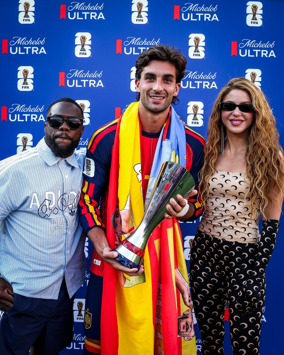 brfootball's tweet photo. Shakira and Kevin Hart presented Ferran Torres with the World Cup Final MOTM award 🏆 https://t.co/oafJpLuGqT