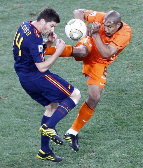 _luisgomz's tweet photo. Como no han podido ganarnos con fútbol lo han intentado con patadas, la historia se repite https://t.co/aok4LQAEj0