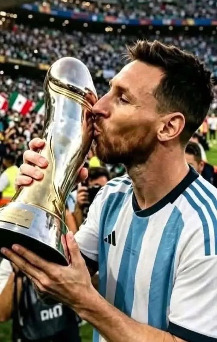 carlosncb's tweet photo. @afa 
Sin la ayuda de la FIFA... toma, aquí tienes el trofeo que te mereces. Pandilla de ratas.🤣🤣🤣🤣 https://t.co/fbIx7fBtTm