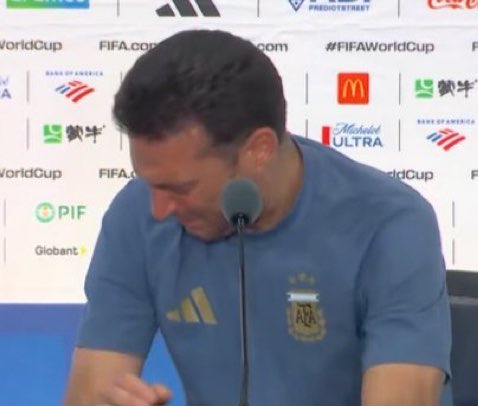 golsdobrasil1's tweet photo. Lionel Scaloni deixou a coletiva de imprensa porque não parava de chorar.

📸 Reprodução https://t.co/8wV4vpKk6Z
