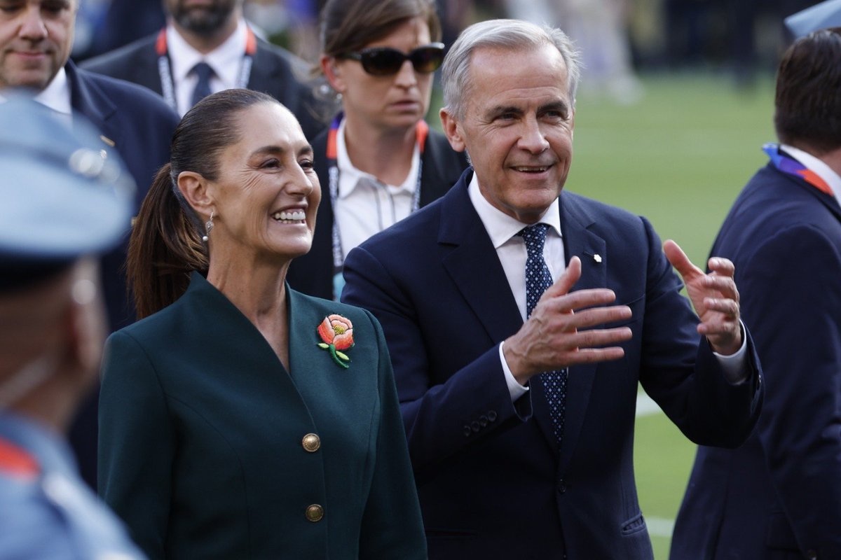 El_Universal_Mx's tweet photo. 🇲🇽 La presidenta Sheinbaum estuvo presente junto al mandatario estadounidense Donald Trump 🇺🇸 y el primer ministro de Canadá Mark Carney 🇨🇦 en la ceremonia de premiación del Mundial🏟️🏆

#FOTOS: AP/ EFE https://t.co/dWNyrWGgri