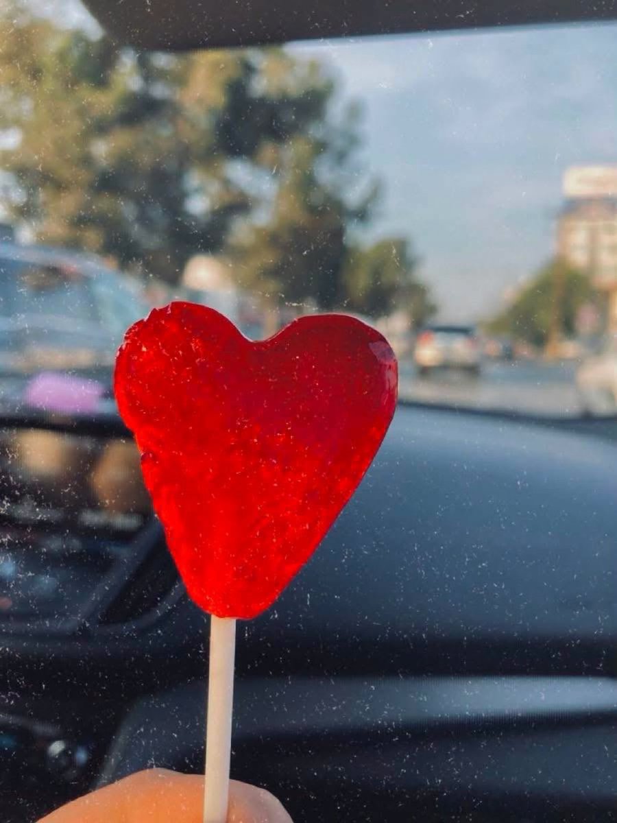 iqsolita's tweet photo. “La vida no es perfecta, sabes, y te van a pasar todo el tiempo cosas para las cuales no vas a estar listo. Un día sin aviso te pueden romper el corazón, un día sin esperarlo alguien a quien amas se adelanta en el camino, un día puede que le hayas puesto toda el alma a un sueño que no se pudo lograr. Y quiero que sepas que se vale estar triste, que se vale llorar un poco, que se vale pedir ayuda y no poder con todas esas situaciones. Ojalá que los malos días nunca te hagan dejar de creer que también hay buenos, que los malos amores nunca te quiten las ganas de encontrar uno bueno, y sobre todo, ojalá que en medio de las tristezas siempre haya un abrazo, una sonrisa, un amigo, una canción, un poema o un rayito de luz que te recuerde que siempre vale la pena seguir adelante”.
Siempre vale la pena.