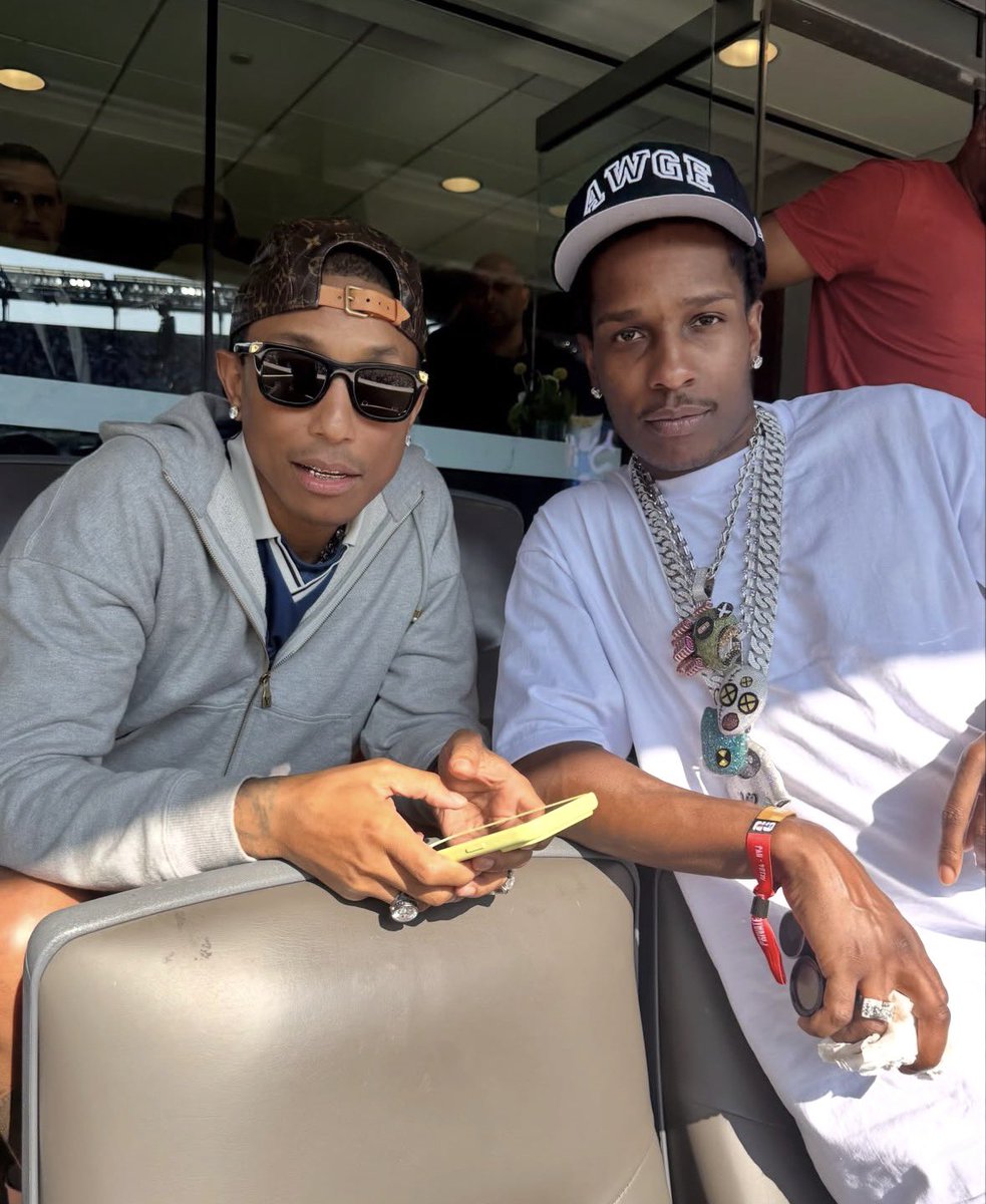 Trapmidias's tweet photo. Pharrell Williams &amp; A$AP Rocky na final da copa do Mundo https://t.co/Ro3q78A9tZ