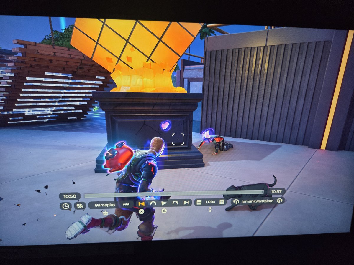 conar1786831's tweet photo. Am I missing something or did they really hit that shot, if they shouldn't jave been able to? #fortnite https://t.co/0pvw7kiukT