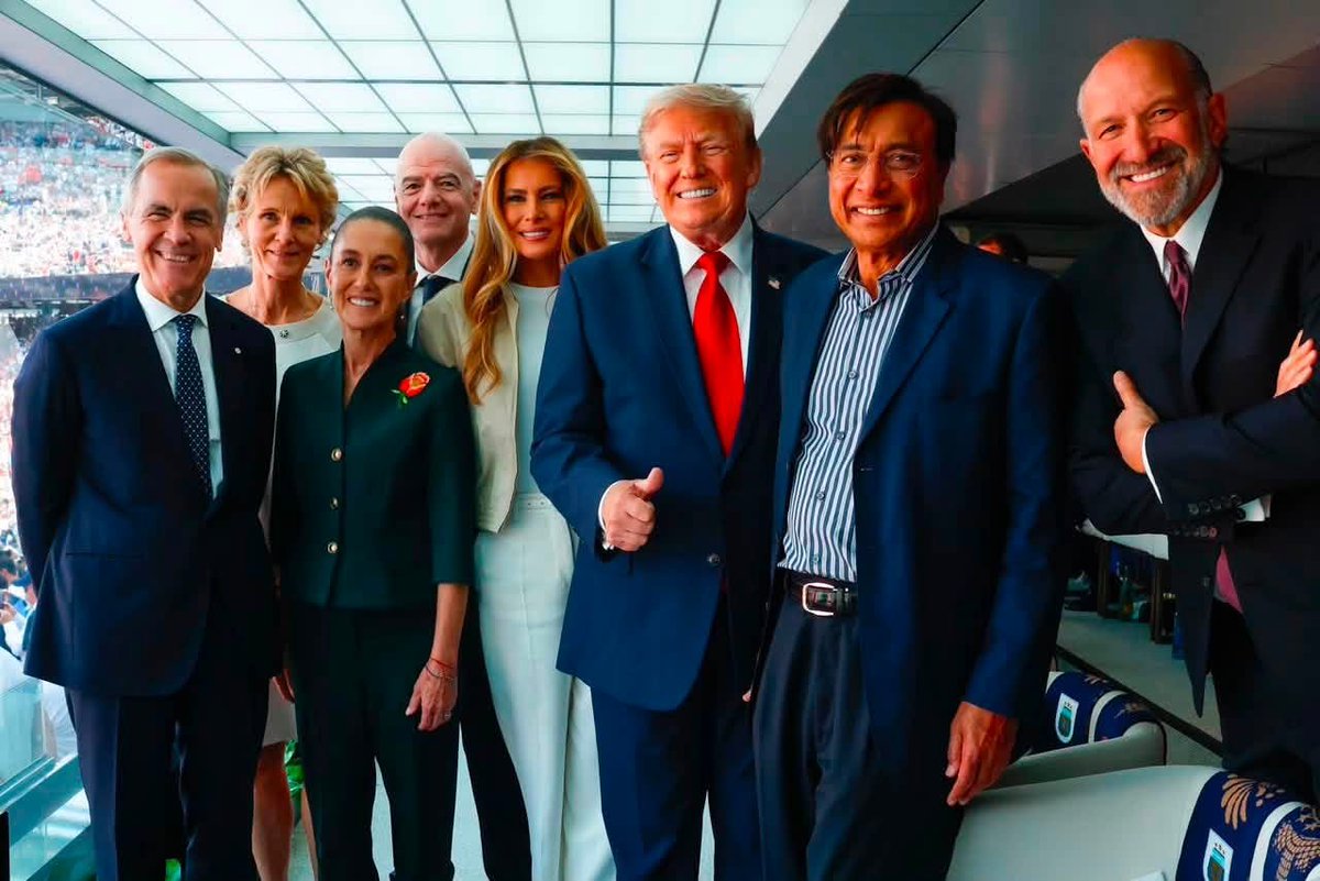 DiariodeMorelos's tweet photo. 🔴 La presidenta de México, Claudia Sheinbaum, participó en la ceremonia de premiación de la Copa del Mundo de Futbol 2026, junto con Donald Trump, Gianni Infantino, así como otros líderes.
La mandataria entregó el Balón de Oro al jugador español Rodri https://t.co/AsAbBns0u1