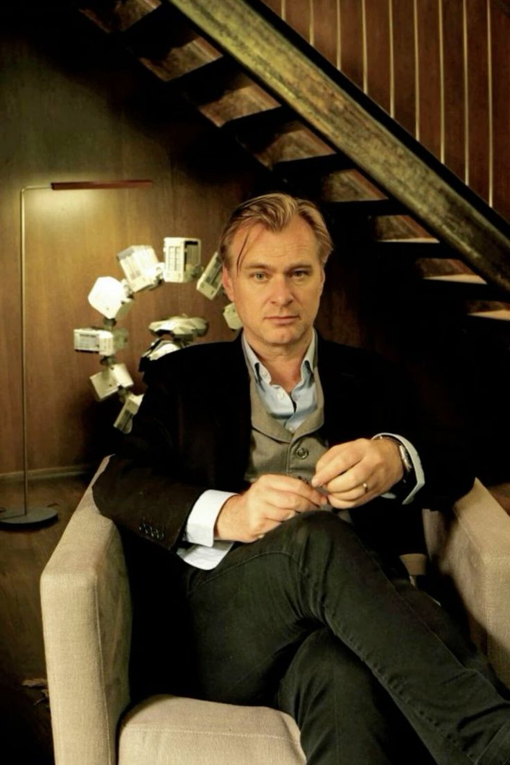 Roybattyforever's tweet photo. Christopher Nolan sobre el tiempo:

El tiempo es un tema emocional cuando eres joven. Los jóvenes son muy nostálgicos porque cambian muy rápido. Tus amigos, las personas que conocías cuando tenías once o doce años, tienes una relación completamente diferente con ellos. Todos toman caminos distintos. Las cosas cambian tan rápido, tan de prisa. Creo que cuando estás en tus veinte o treinta años, el tiempo se estabiliza y puedes verlo de manera un poco más objetiva, un poco más lógica. Luego, en la mediana edad, vuelve esa obsesión con los aspectos emocionales del paso del tiempo, cómo nos atrapa. El tiempo es algo que realmente no podemos entender, pero lo sentimos. Tenemos una percepción muy fuerte del tiempo, nos afecta enormemente, pero no sabemos qué es. Tenemos relojes y cronómetros, pero el tiempo es inherentemente subjetivo.