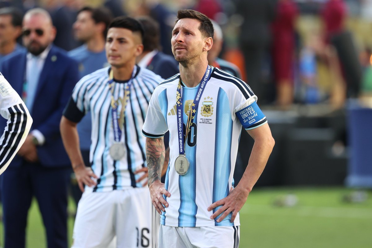 Ashbeeli37's tweet photo. يقلك كانوا يبغوه يحقق هداف المونديال والهداف التاريخي وبطل العالم وتكون نهاية أحلى قصة في كرة القدم

طيب وش اللي صار: 
مبابي أمس أخذ منه هداف المونديال والتاريخي
وإسبانيا كملوا عليه ودعسوه دعسسسسسس فالملعب وانحرم من البطوله والجوائز والارقام

أحلى سيناريو للكلب مدلل الفيفا https://t.co/hUdRPSk7Qm