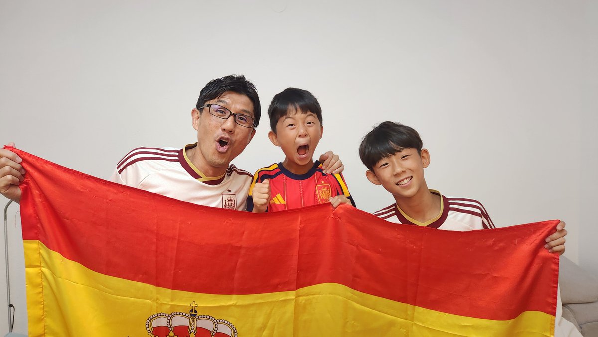 ichiroozawa's tweet photo. スペイン優勝！バモーーーース💪

家族で、スペインでこの瞬間に立ち会うことができて最高です。

これだけの人を、国全体を幸福で包むW杯優勝はやはり異次元だ⋯。試合後からの街中の騒ぎと盛り上がりは一晩中続きそうです。

だからこそ、次は日本の優勝に立ち会いたい。いつか必ず！まずは4年後！ https://t.co/HYS5I3koP1