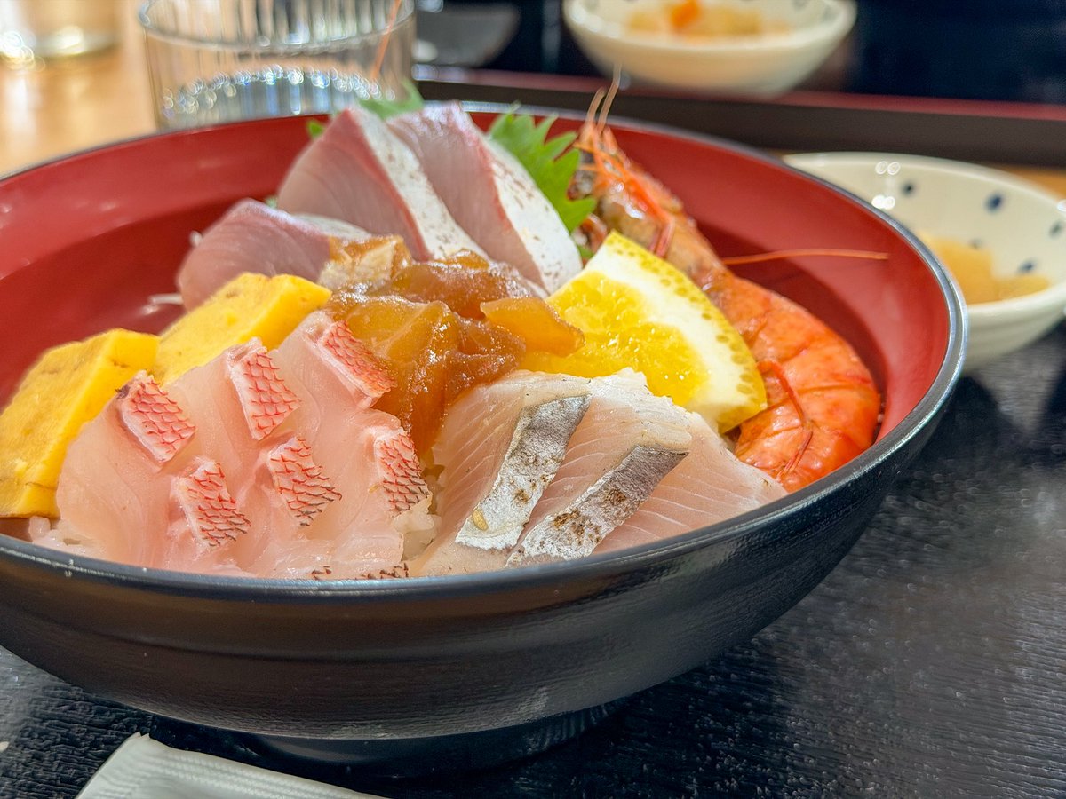 Tomo178121's tweet photo. おはようございます☁️
旅行は楽しかったけど、体がバキバキですw
帰りは角島ってところに行きました🚗 ³₃角島大橋渡ってみたかったので、楽しくドライブ出来ました😆島でいただいた海鮮丼もとっても美味しかった😋 https://t.co/t0ZfAQV5mZ