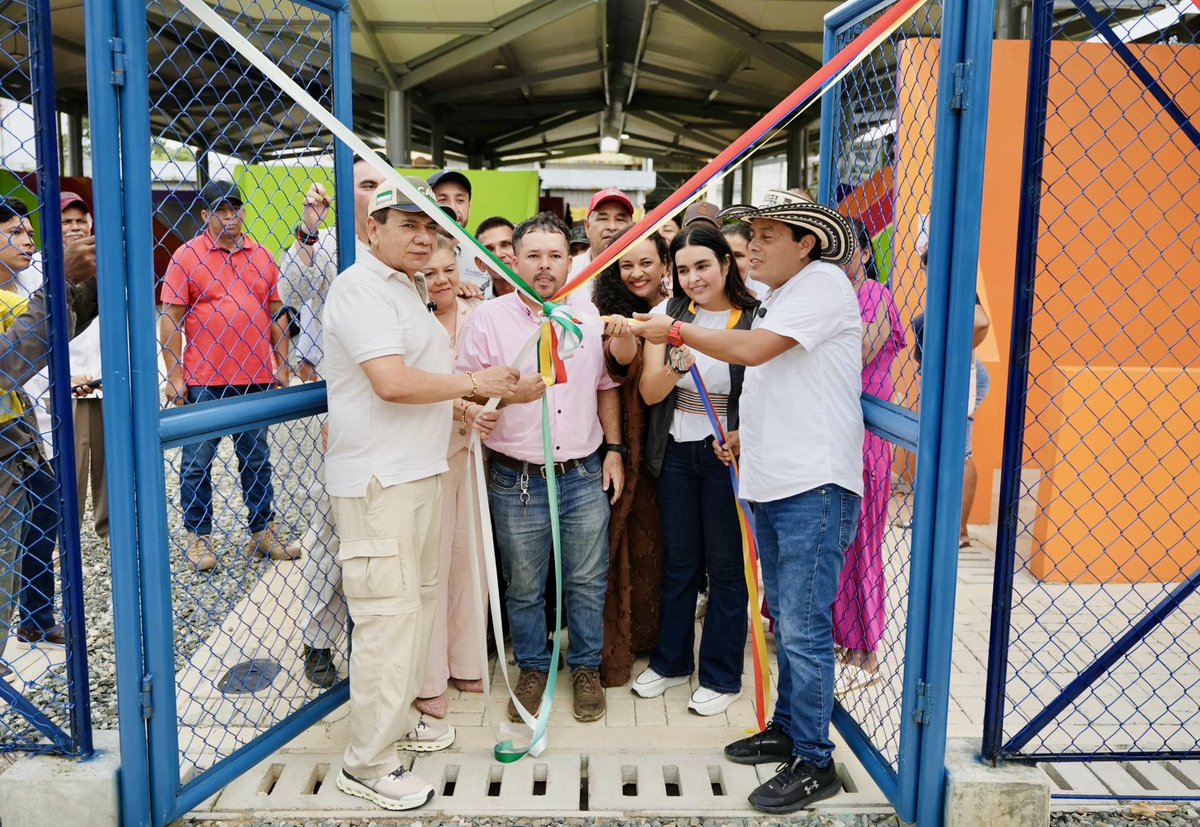 ProsperidadCol's tweet photo. #Córdoba 📍 | El nuevo #PAS de Montelíbano es el más grande de los que entregamos durante nuestro recorrido por el sur de Córdoba. 🏗️

Con una inversión de $4.377 millones, 1.005 metros cuadrados de área cubierta y 38 galerías comerciales, esta infraestructura amplía las oportunidades para productores y comerciantes del municipio.

Esta es la apuesta del Gobierno del presidente @petrogustavo por una infraestructura que pone en el centro a las comunidades y a la economía popular.

#ConDignidadCumplimos 💪🏼🇨🇴
