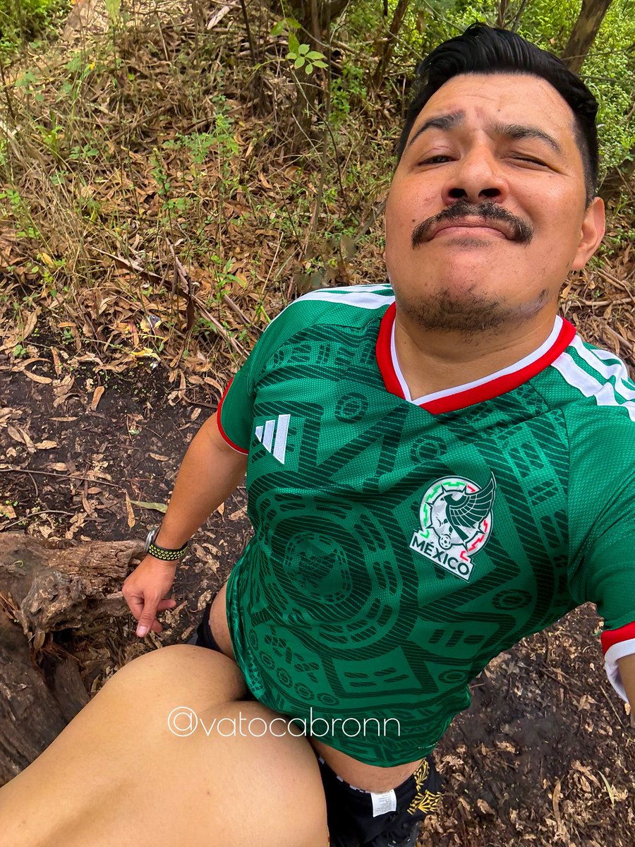 Vatocabronn's tweet photo. Eh vatos, ya se acabó el #mundial pero no lo olviden… 
💚 La verde representa el esfuerzo…. 👊🏼
🤍 la blanca la esperanza… 🍂🍃
🖤 y la negra, te la comes … 🫶🏽🖤🍆  #modofifa finalizado #VivaMéxico perros 🫶🏽🇲🇽 https://t.co/jnzcx5YaZ3