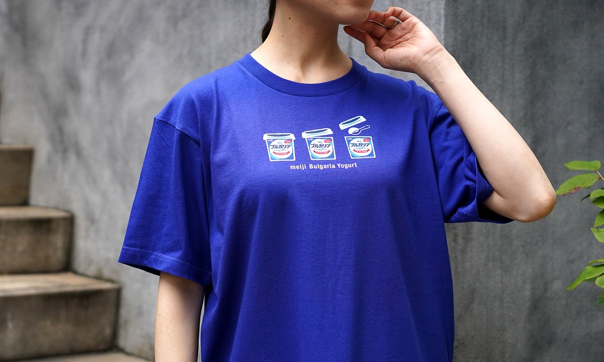 meiji_BY_cp's tweet photo. 今日は海の日🌊
そしてTシャツの日👕

突き抜けるような夏空に、ブルガリアヨーグルトブルーが爽やかに映える一着✨
イベントなどでスタッフが着用している明治ブルガリアヨーグルトのオリジナルTシャツです（非売品）。

明治ブルガリアヨーグルトのブルーが涼しげなデザインで、夏の気分も上がりそう！

みなさんは今日、どんなTシャツでお出かけしますか？