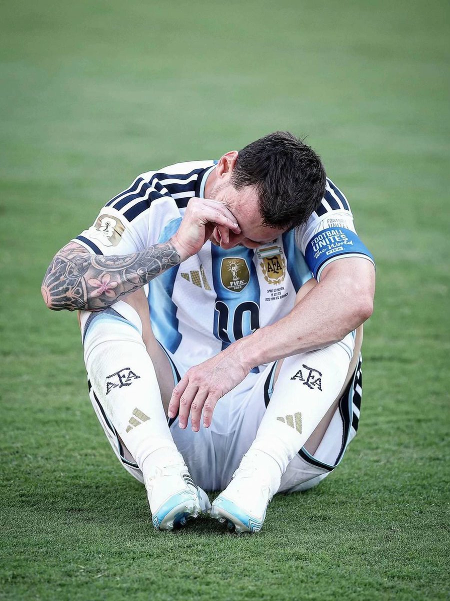 Futball_Talk's tweet photo. 🚨Reporter: Messi why were you cry?

🗣️”Leo Messi: I am happy Yamal won it early. He didn’t have to go through what I went through over the years. A big Thank you to the Argentina 🇦🇷 fans too. Good bye “👋  

#ESPARG #avfc #dcfc https://t.co/hCKzODQh41