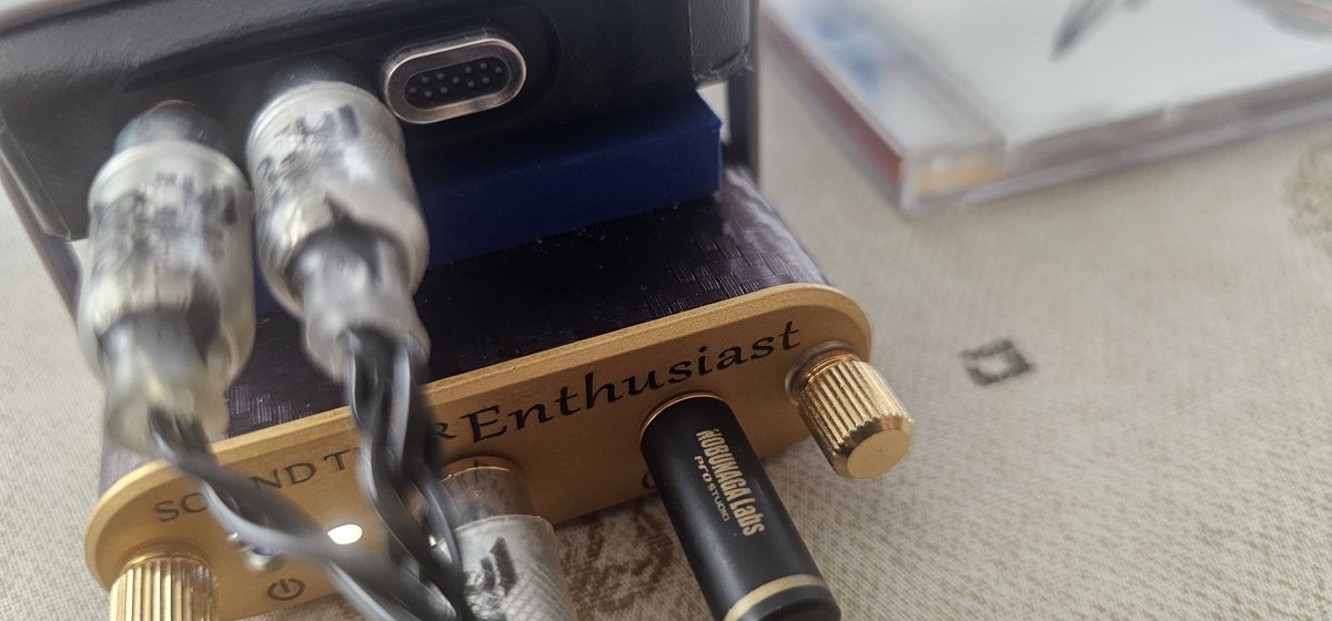 amsmkw's tweet photo. 今日はまったり過ごすので朝の音楽タイム
下川みくに / 39
去年貰ったサイン入りCDも添えて
構成は下記
PLENUE R2→2.5mm+3.5mmGND to 4.4mm ofc cable for oriolus→SOUND TIGER E-CM→総角→SE846 gen2→mithryl
やっぱりPLENUE R2の音も良き
#COWON #Oriolus #PWAudio #NOBUNAGALabs #SHURE #AZLA https://t.co/fbHLy6UpYf