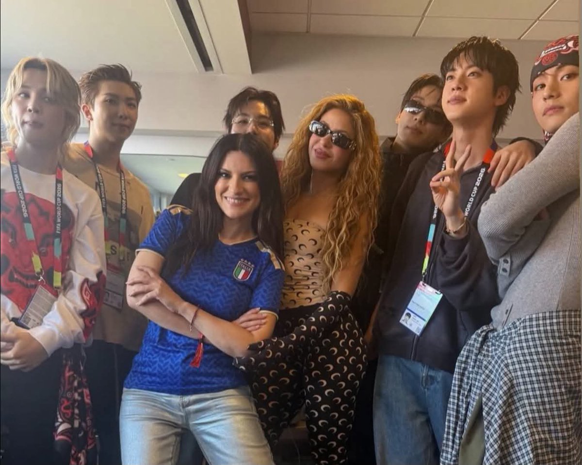 cuttevante's tweet photo. Ni en mis sueños más locos imaginé ver a BTS, Shakira y Laura Pausini juntos jaja https://t.co/EOn1QlbFaE