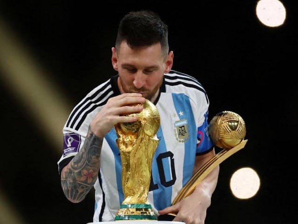 FCB_SOUD's tweet photo. في اصعب بطولة بالعالم تشيل المنتخب المتواضع هذا فوق كتفك وتصعده نهائي شي عظيم مايفعله الا ميسي والله مايسويها ولا اسطوره بالتاريخ 🐐

شكراً يا أعظم ما انجبت كرة القدم 🤍💙 https://t.co/UmicpAlpZd