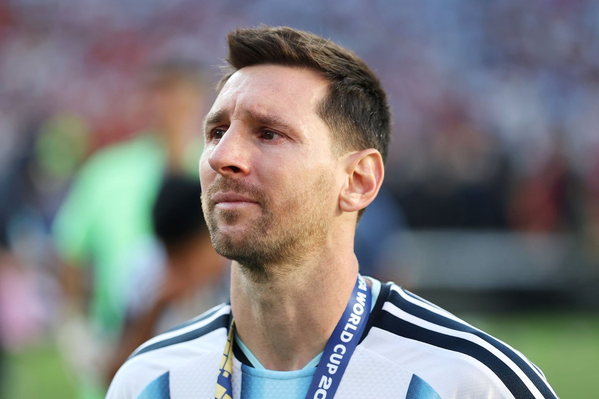 TouchlineX's tweet photo. 🚨🗣️ 𝗡𝗘𝗪: Lionel Scaloni on Messi: "39 years, guys… It’s unbelievable. From my side, I knew it well, and I was completely certain that he would continue playing until he himself decided to stop. His teammates in the national team and everyone around him would give everything for him."

"I hope he’s proud of his teammates, and I think he is. And I also hope that the people are proud of their national team, proud of him and everything he’s given."

"In my opinion, he’s the best player to have ever set foot on a soccer field. And what he did in this World Cup was astonishing, but it doesn’t change anything for me, because his status was already settled long before that."