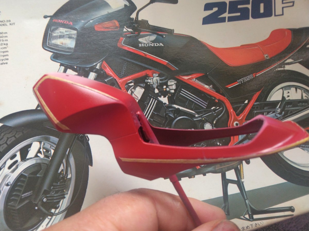 ada_kura's tweet photo. #アオシマ
#VT250F(1型)
今度は赤だけをマスキング塗装した
白はカッティングシートにするか、一旦クリアコートしてから鬼マスキングで塗装するか🤔
#バイクプラモ盛上げ隊 https://t.co/SfPpJbgjiC