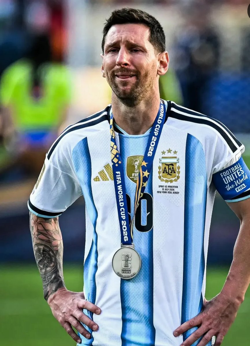 diegodellasala's tweet photo. Por qué llora como un Niño el futbolista que más títulos ha ganado en la historia?
Porque perdió.
Y quizás es ese exactamente el motivo por el cual es el futbolista que más títulos ha ganado en la historia.
Deportistas de élite con espíritu amateur. 
Eso también es mí patria. https://t.co/ne8m3UHXdZ