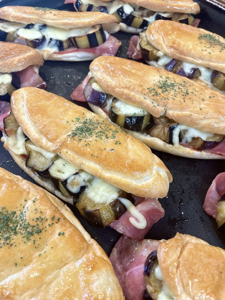 dorei_imabari's tweet photo. おはようございます！スペイン🇪🇸おめでとうございます！ナスのパニーニ焼けました！本日は限定50個！お待ちしております！ https://t.co/Mf4gxUMddF