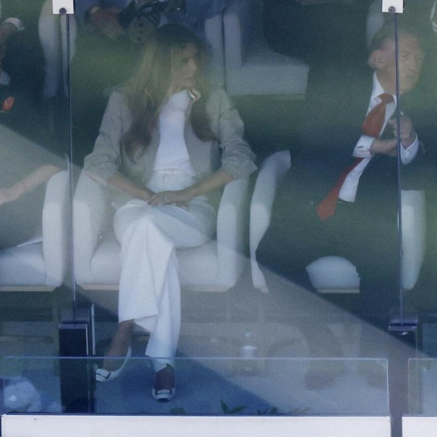 StunningMelani's tweet photo. SHE  IS A QUEEN ♕ ( ˘͈ ᵕ ˘͈♡) 

#WorldCup 
#MelaniaTrump 
#FLOTUS
 #StunningMelania https://t.co/VPMRKEWKdA