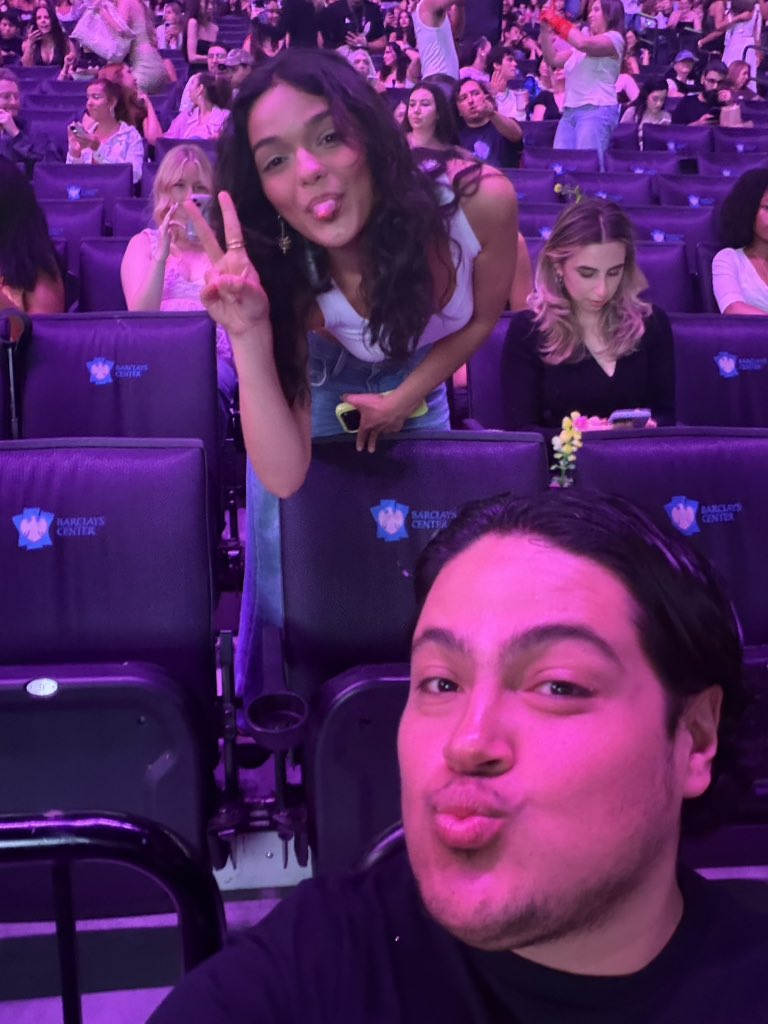 piggybarkbutera's tweet photo. QUEEN!!!!! @rachelzegler ily the sweetest! ♡ #ESTBrooklyn https://t.co/5NamtbdQ1v
